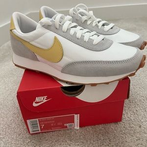 Nike womens daybreak size 7